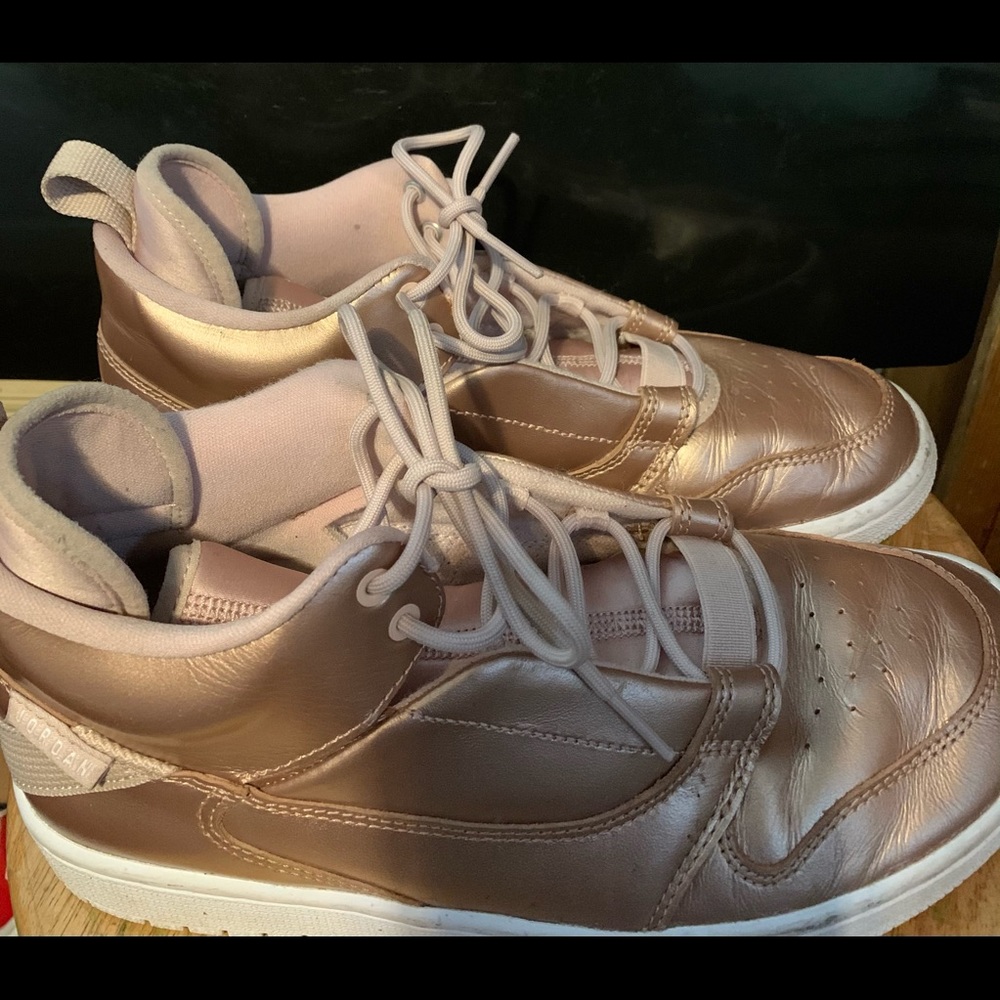 Metallic Jordan’s size 7